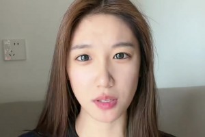 和家人共度此刻太幸福了！米切尔赛后拥抱母亲~