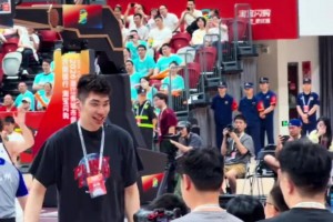 两米高的人发了个三米高的 有谁懂我的笑点哈哈哈...